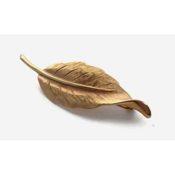 Gold Tone Metal Leaf Brooch Pin 1981 Avon signed "Graceful Leaf" - Picture 1 of 2